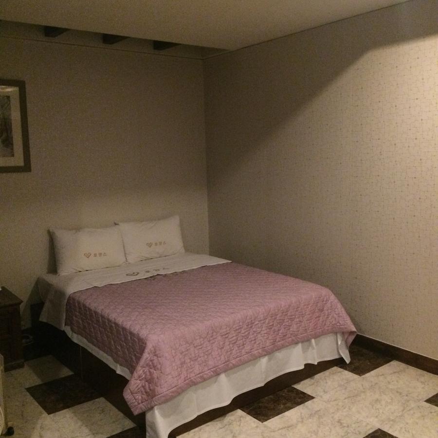 Romance Hotel Chungju Bagian luar foto