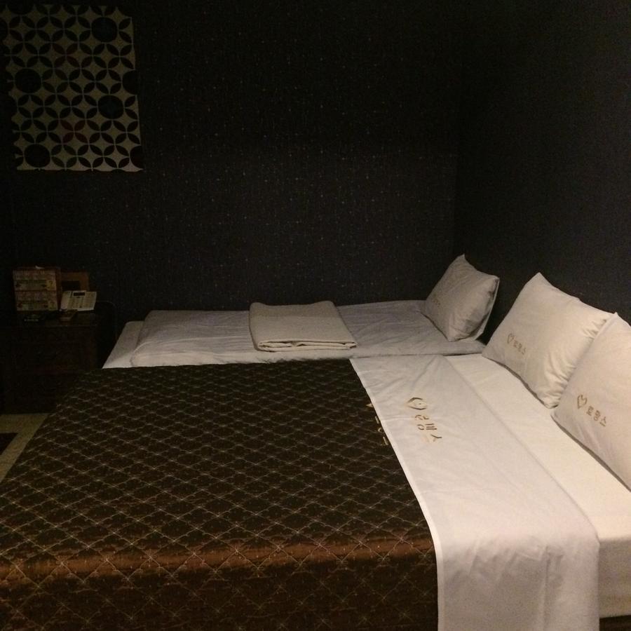Romance Hotel Chungju Bagian luar foto